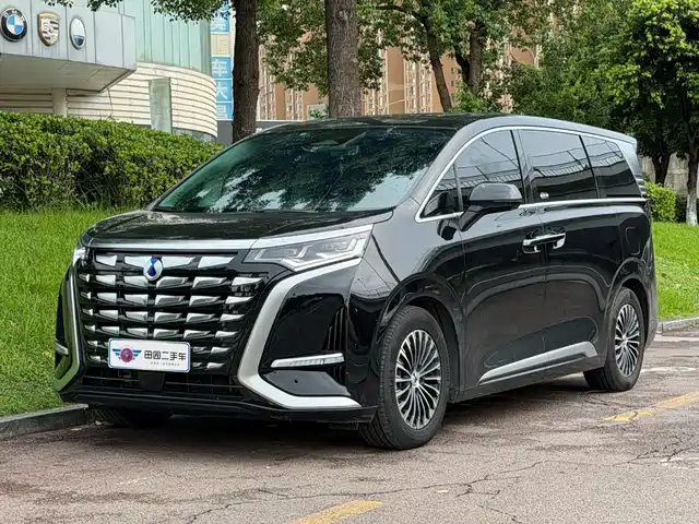 Denza D9 DM-i 1050, Престиж
