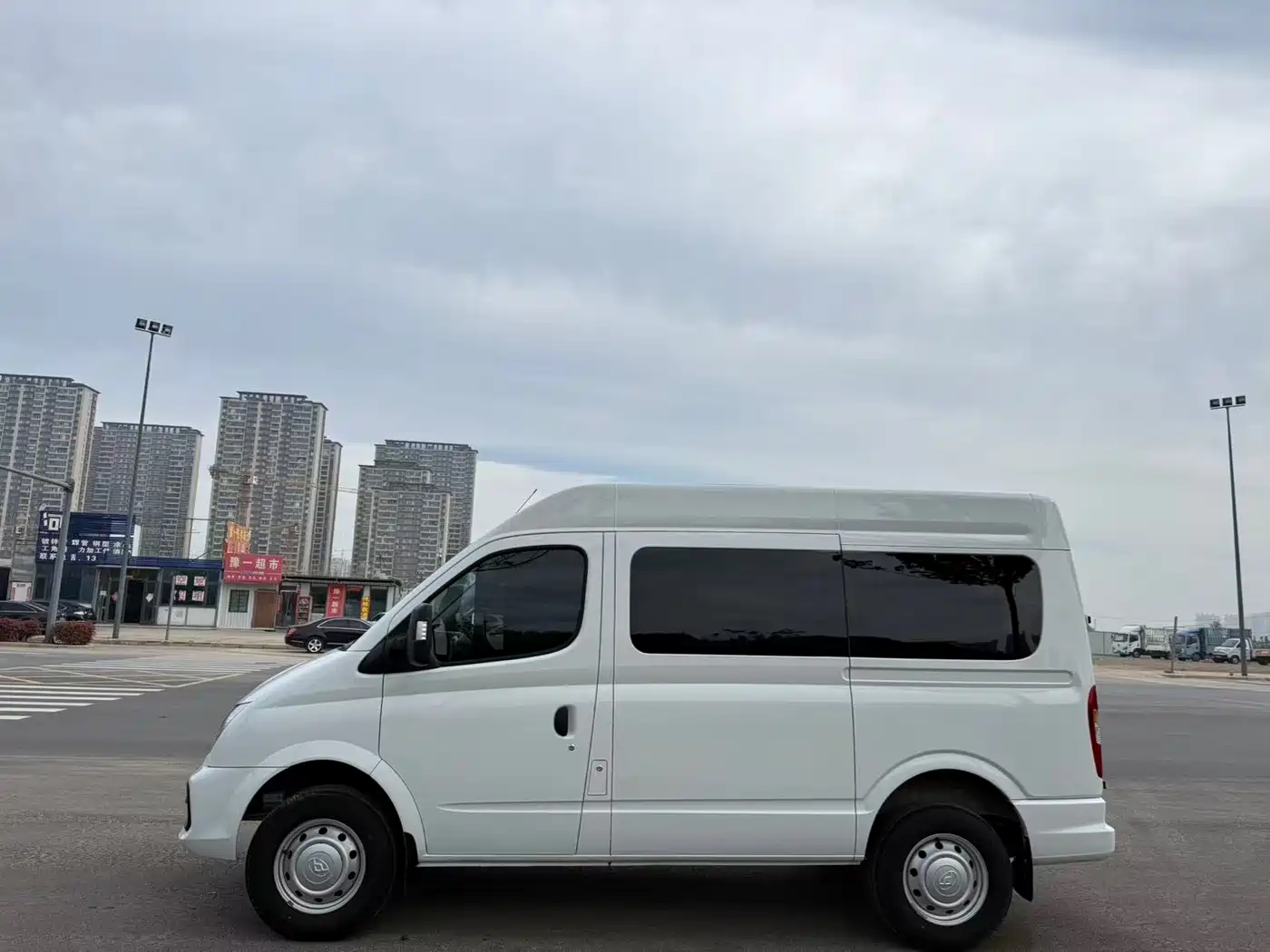 SAIC Maxus Xintu V80 2024 Model Year Aoyunton Value Edition 6MT Short Wheelbase Medium Roof 127Ps 5/6-Seater фото 4
