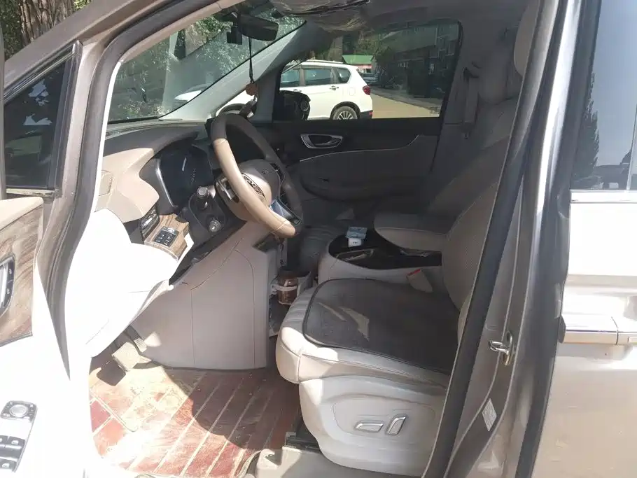 Фото 8 - Roewe iMAX8