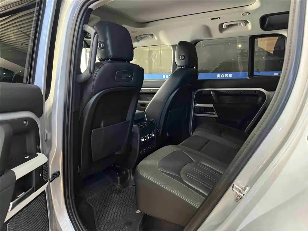 Land Rover Defender 2020 110 P400 Dark Special Edition фото 11