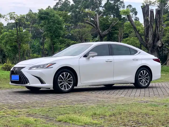 Lexus ES 2022