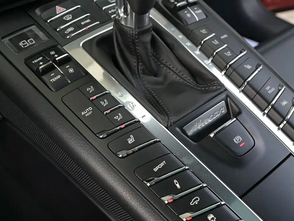 PORSCHE MACAN