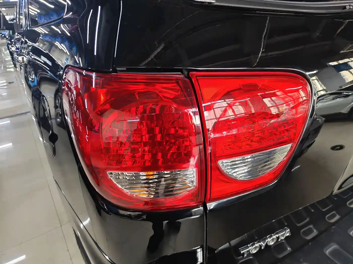 Toyota Sequoia 2010 5.7 Platinum Edition фото 15