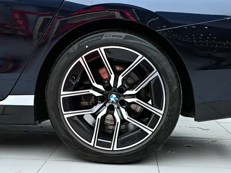BMW 7 Series 2023 Model 735Li M Sport Package фото 36