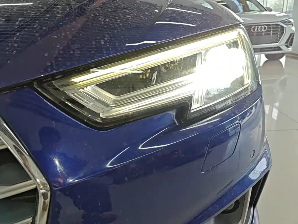 Фото 24 - Audi A4L