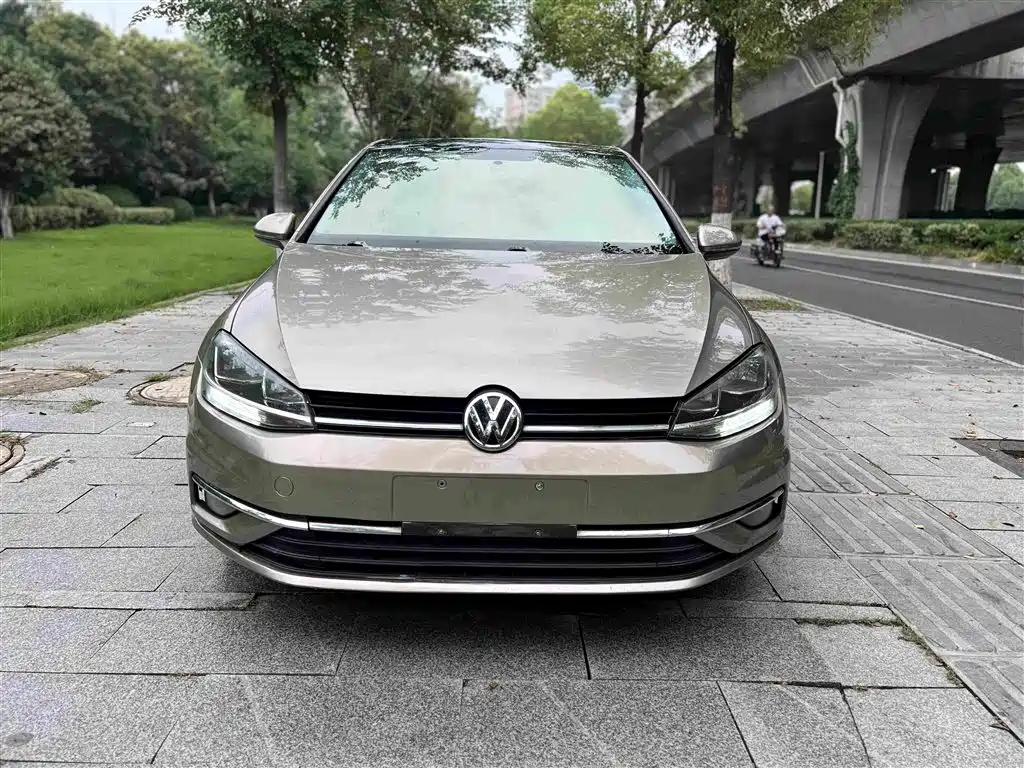 Photo 2 - Volkswagen Golf