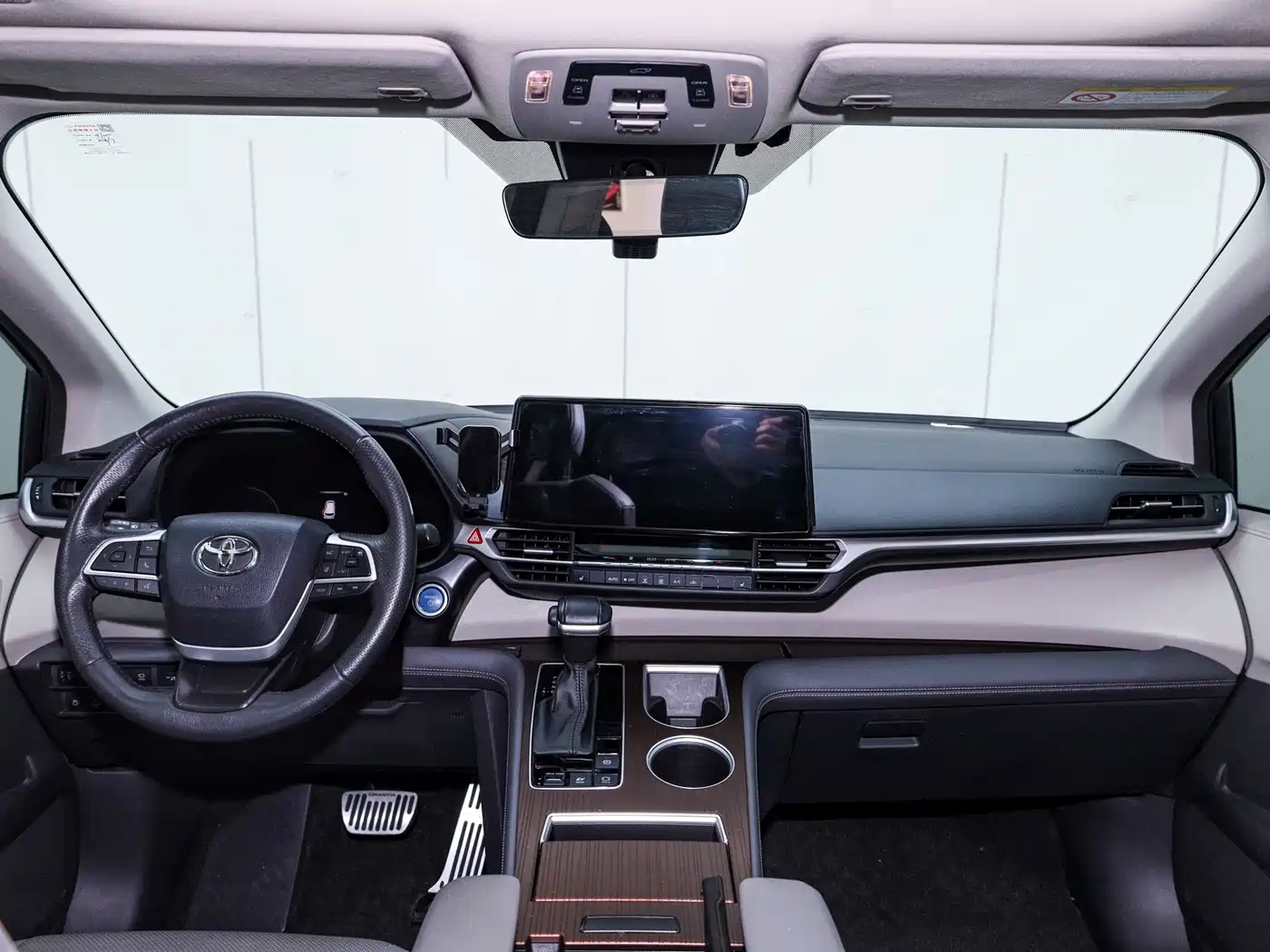 Toyota Granvia 2022 2.5L Hybrid Premium Edition фото 7
