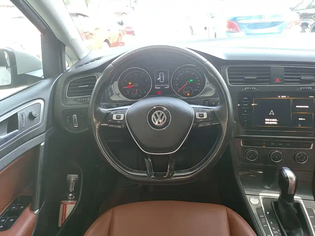 Фото 11 - Volkswagen Golf