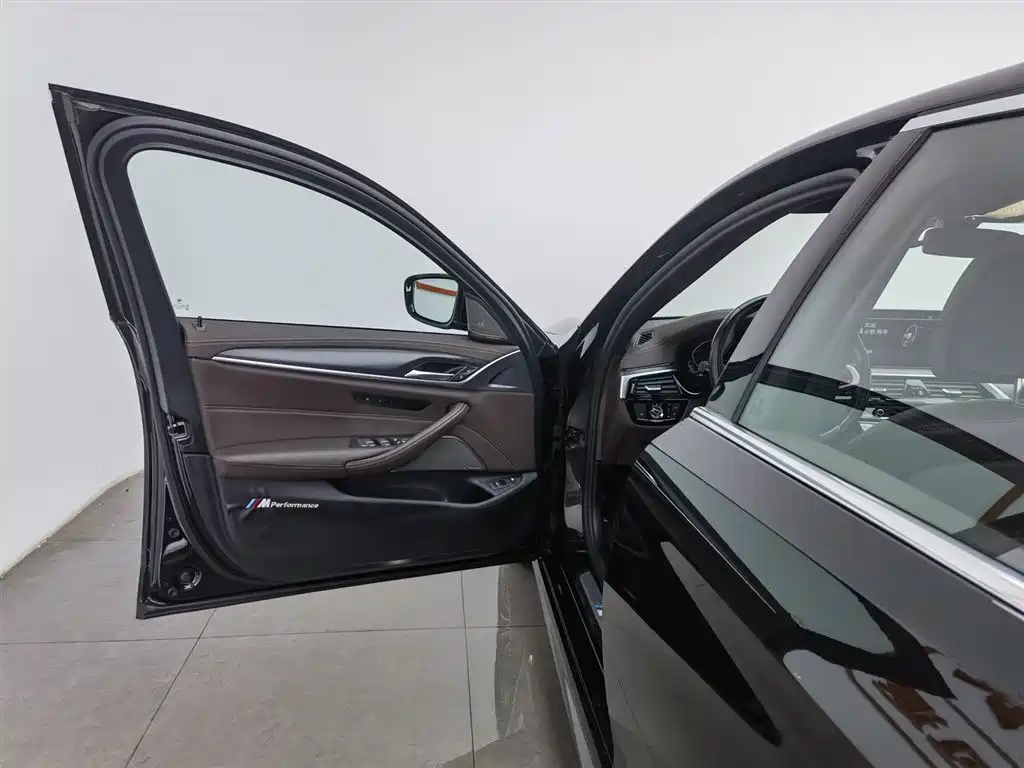 BMW 5 Series New Energy 2022 535Le Pioneer M Sport Package фото 8