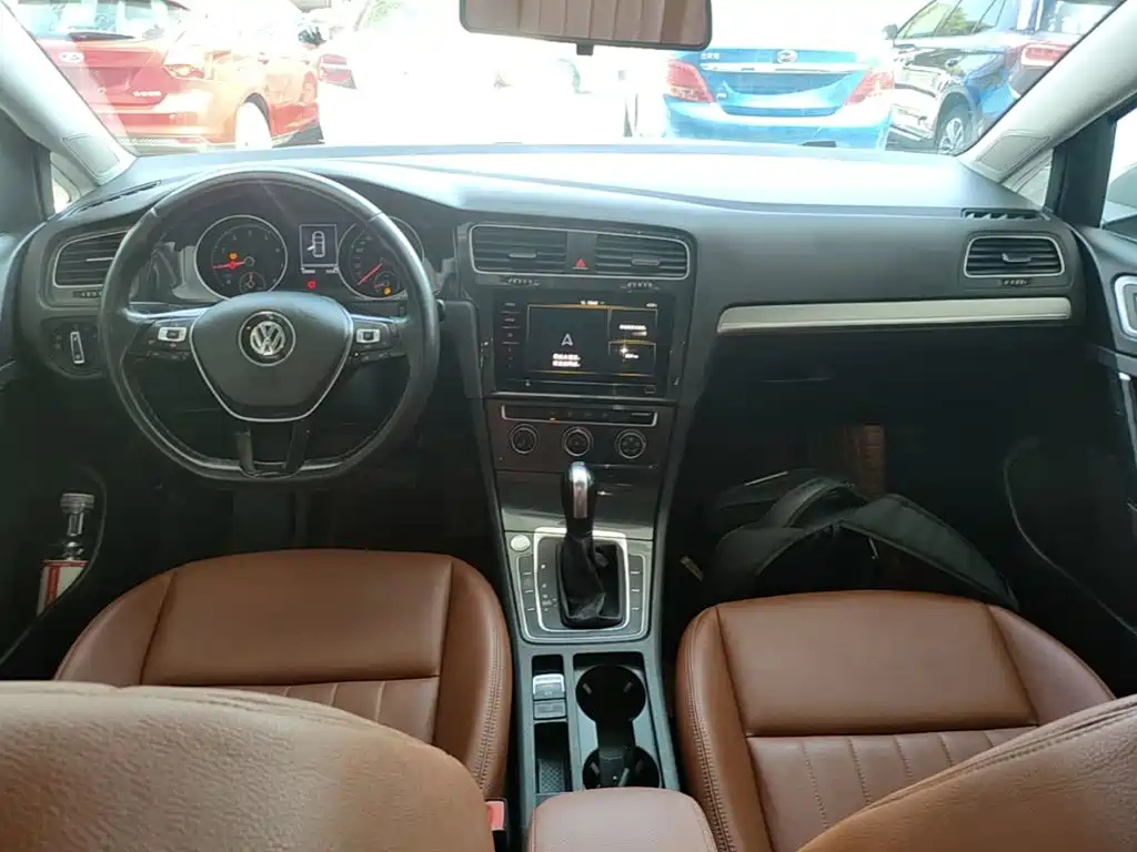 Фото 10 - Volkswagen Golf