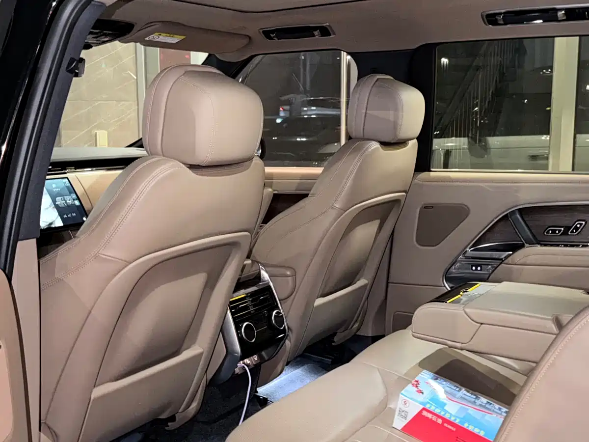 Land Rover Range Rover 2024 3.0 L6 400PS Golden Age Extended 7-Seater фото 7