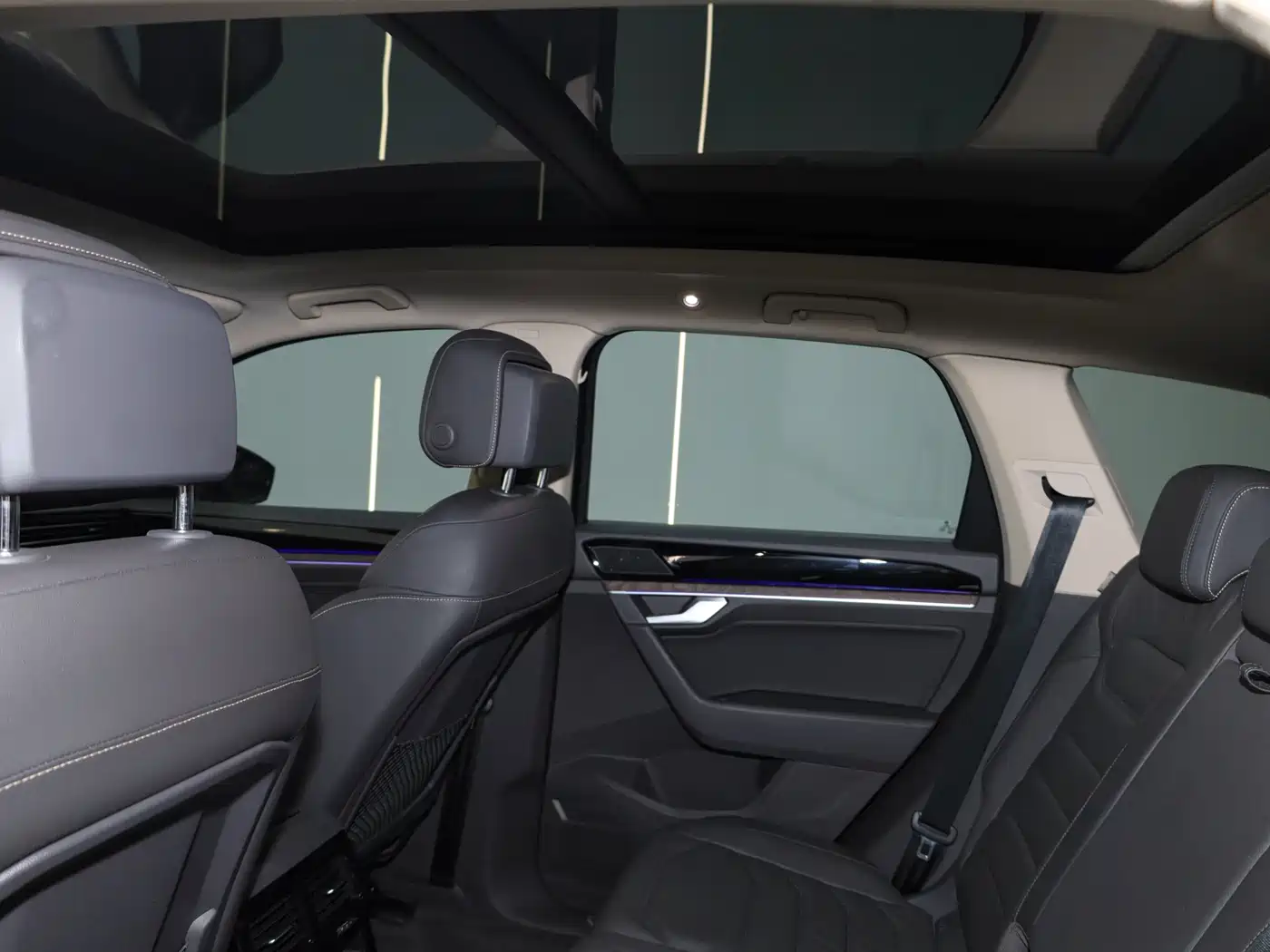 Volkswagen Touareg 2022 3.0TSI Rui Xiang Edition Gloss Black Sport Package фото 23