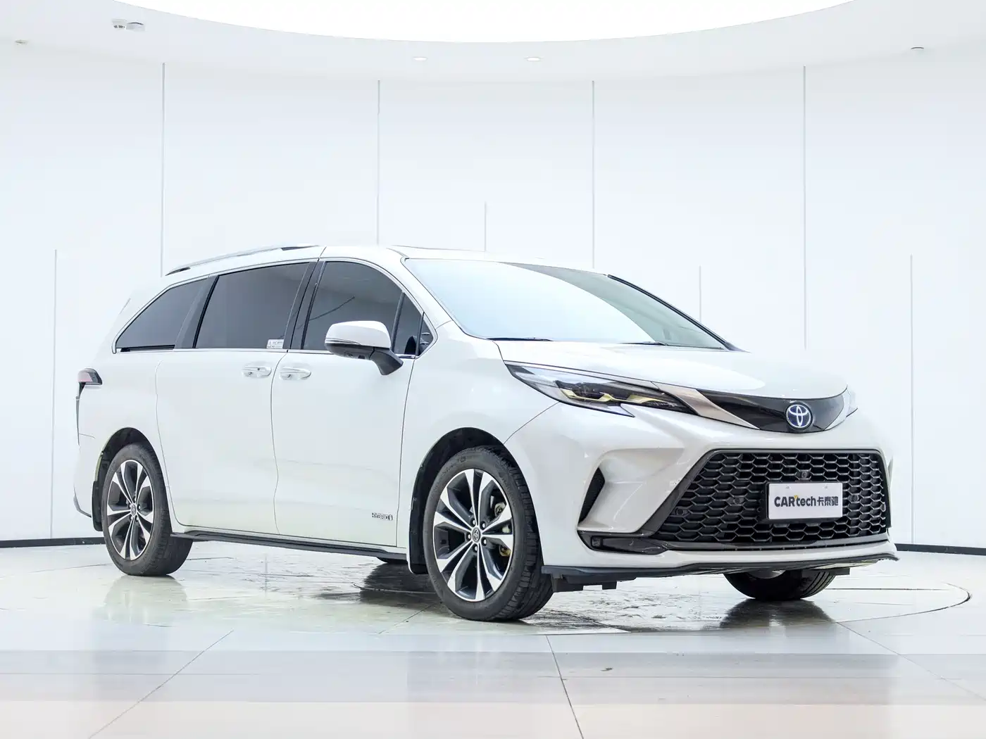 Toyota Granvia 2022 2.5L Hybrid Premium Edition фото 3