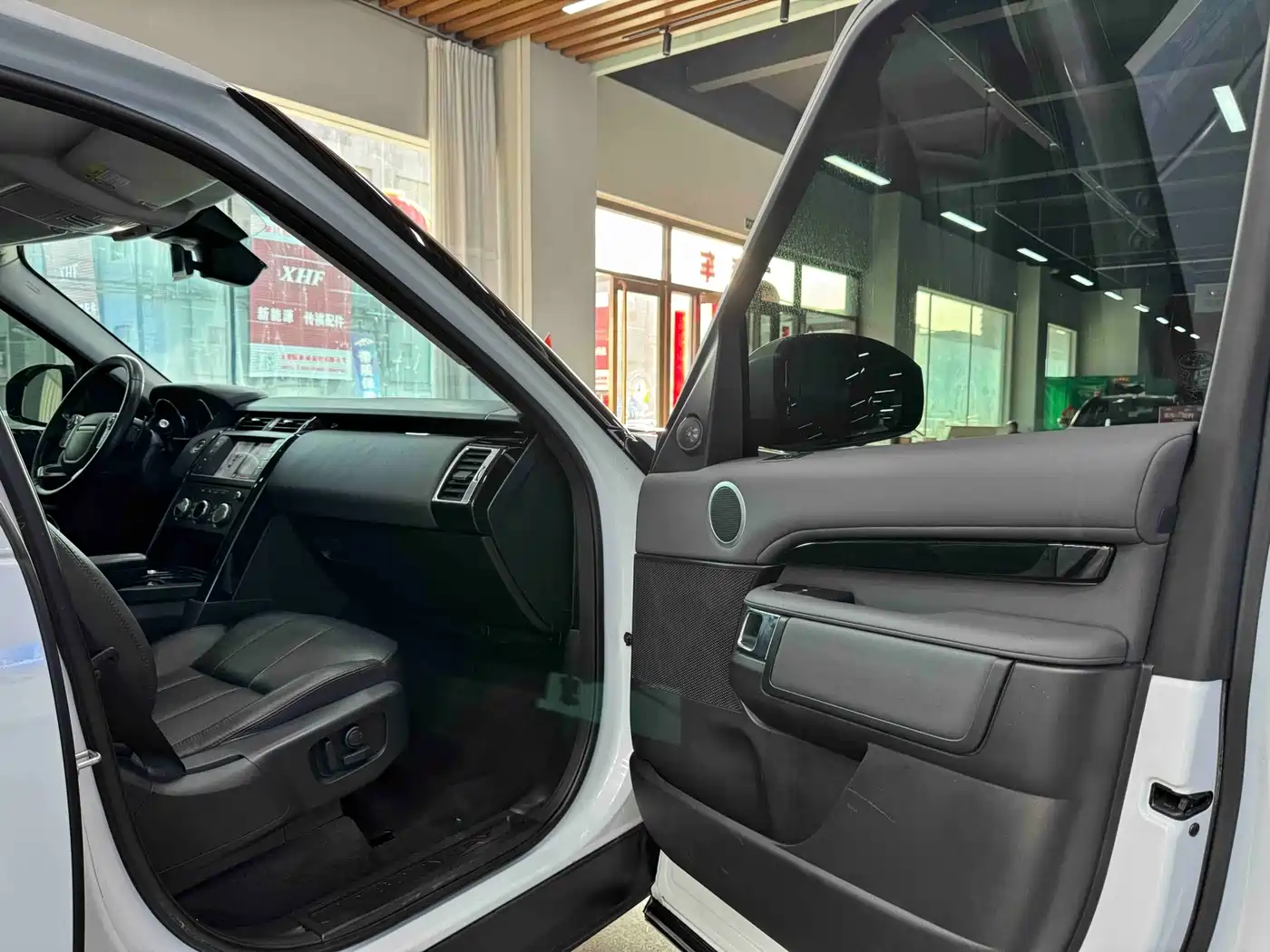 Land Rover Discovery 2017 3.0 SC V6 S фото 9