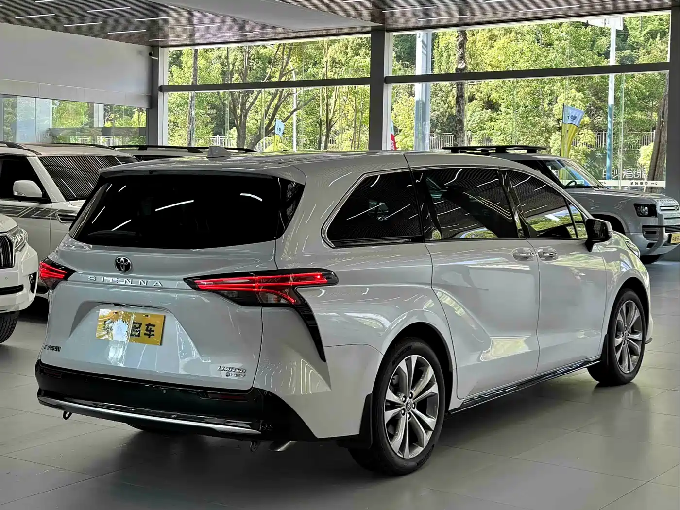 Toyota Sienna 2026 2.5L Hybrid FWD Exclusive Premium Edition фото 5