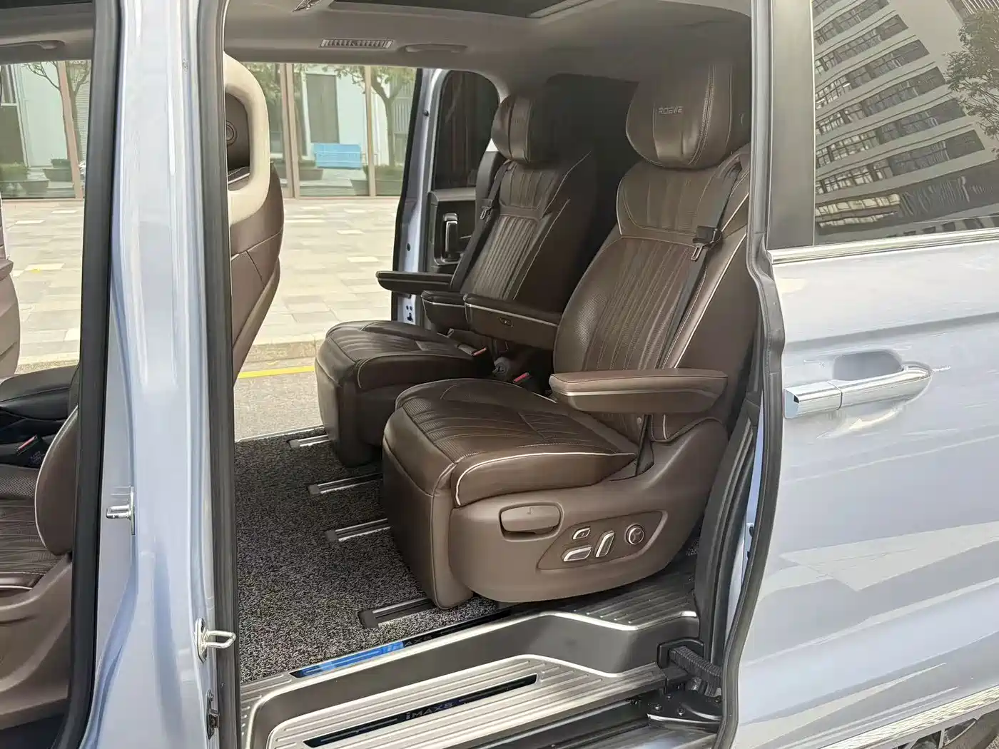 Roewe iMAX8 EV 2023 2022 Gold Edition