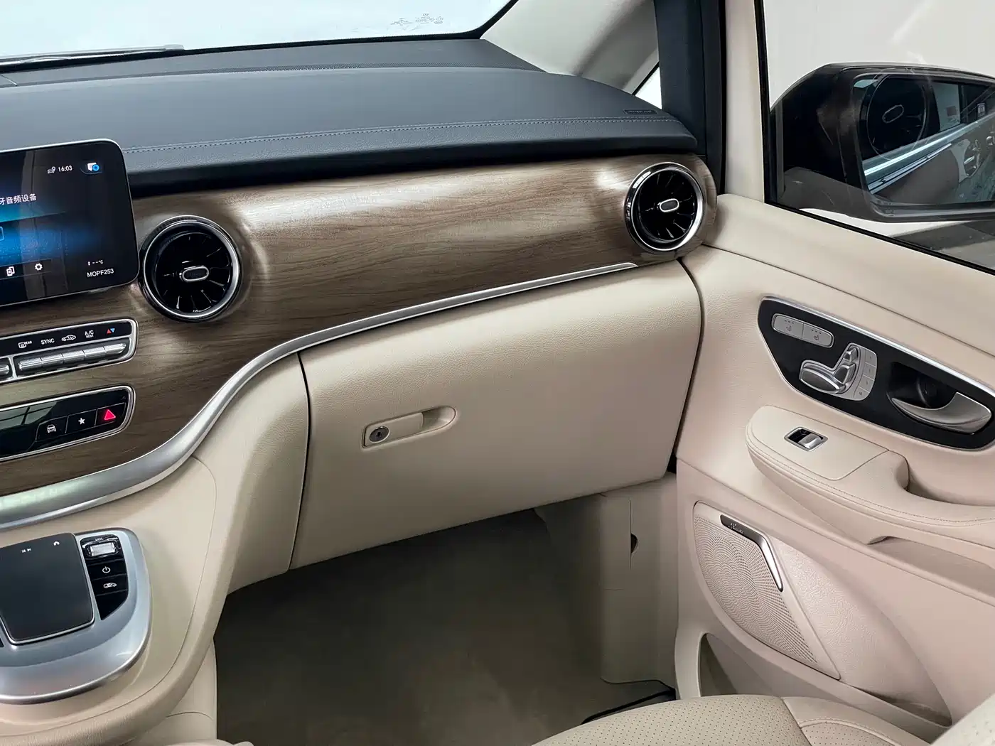 Mercedes-Benz V-Class 2021 V 260 L Long Wheelbase Luxury Edition фото 20