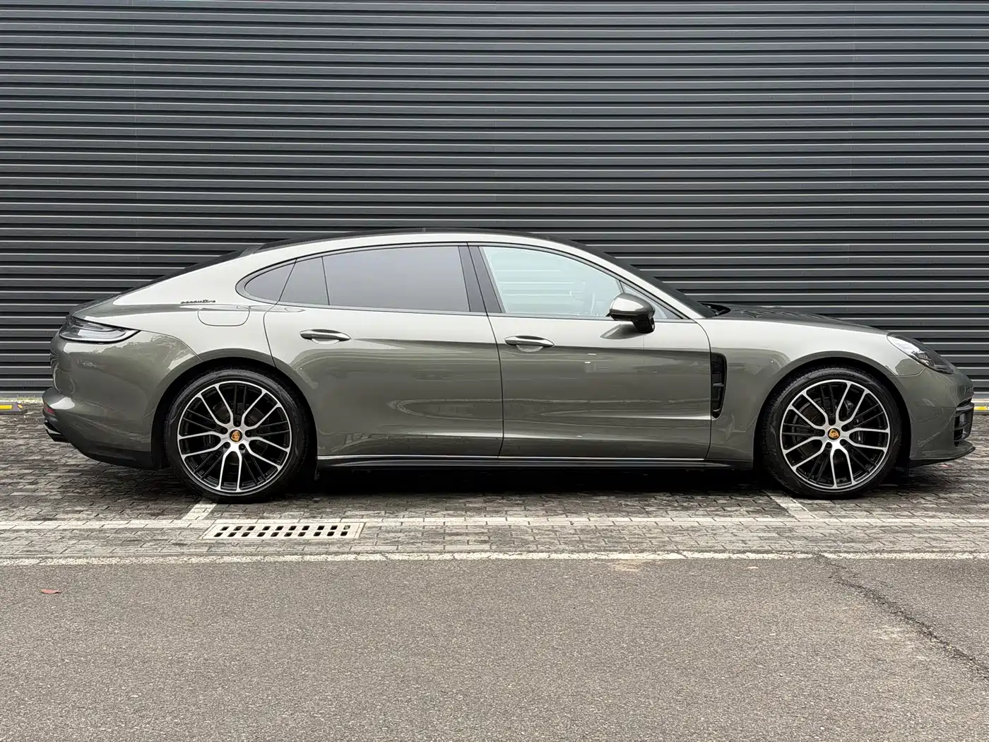 Porsche Panamera 2023 Panamera Executive Long Wheelbase Platinum Edition 2.9T фото 3