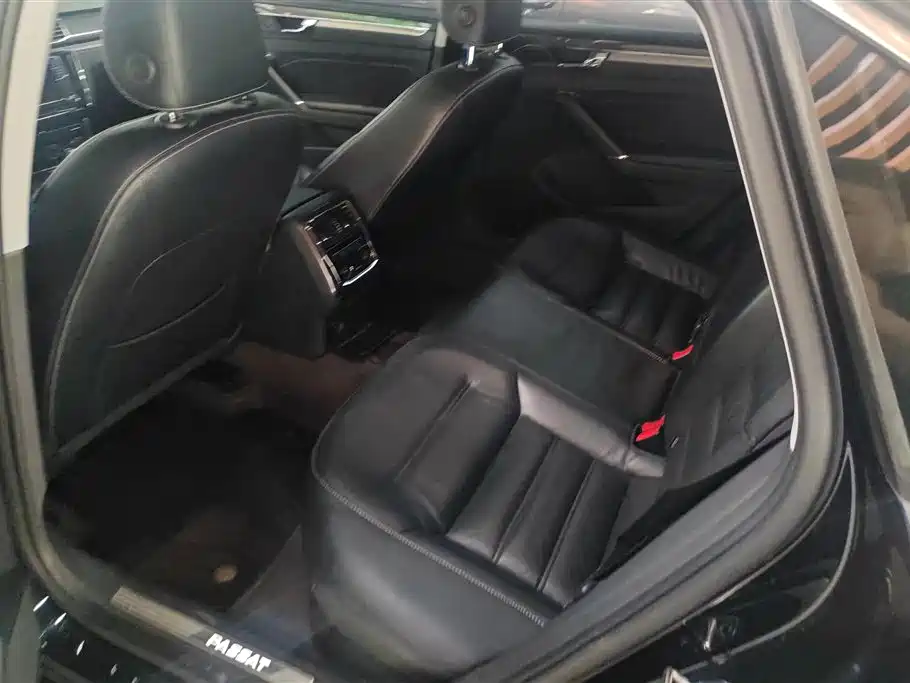 Volkswagen Passat 2017 330TSI DSG Luxury фото 11