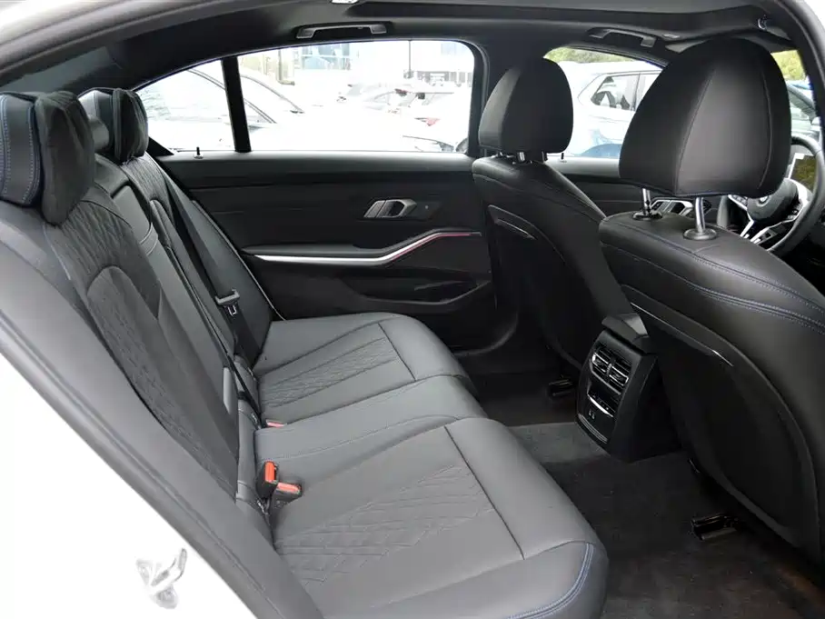 BMW 3 Series 2025 330Li Premium M Sport Night Edition фото 11