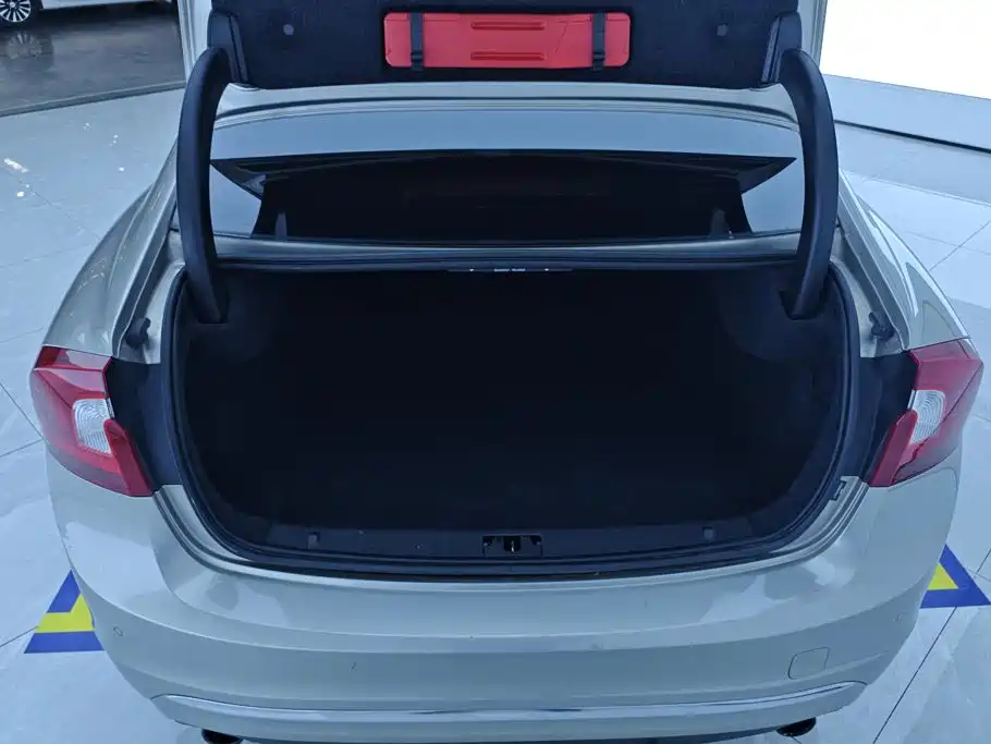 Фото 4 - Volvo S60