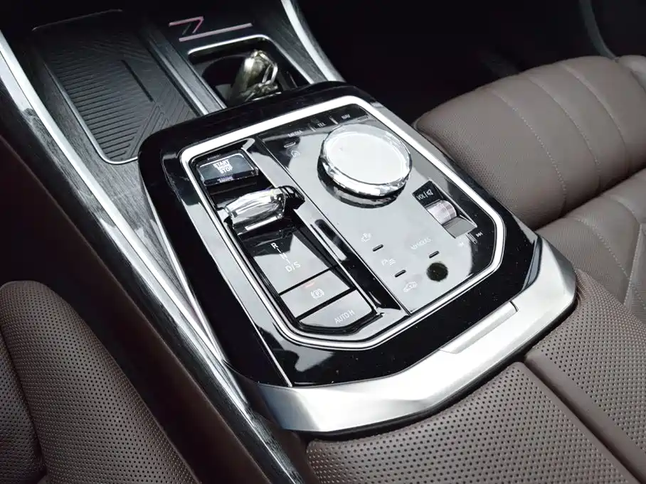 BMW 7 Series 2023 740Li Exclusive M Sport Package фото 7