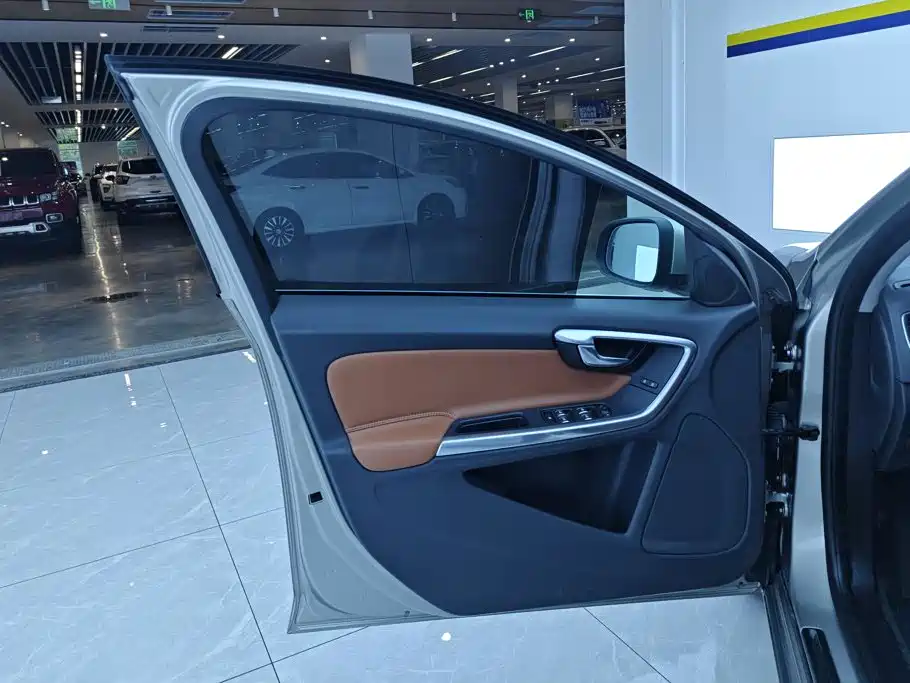 Фото 7 - Volvo S60