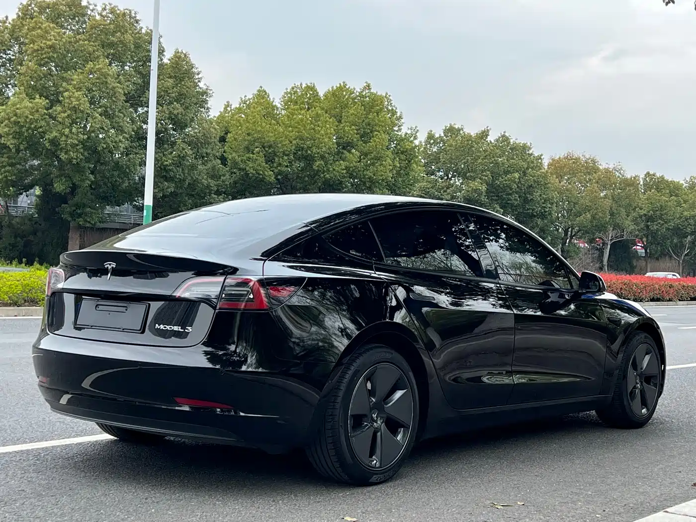 TESLA MODEL 3