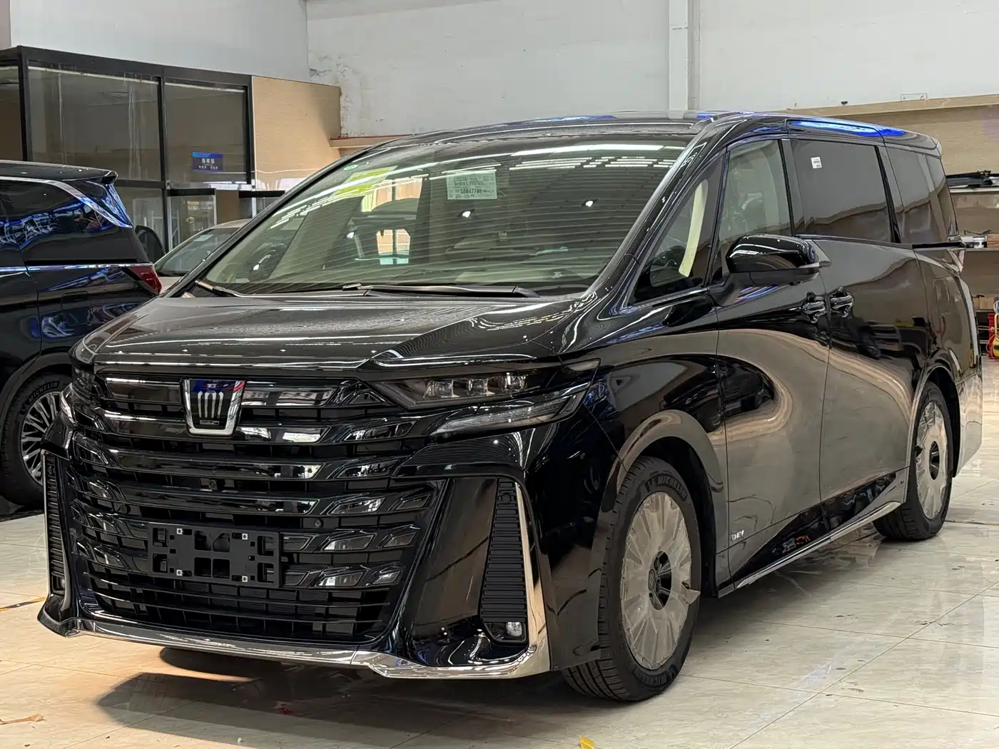Toyota Vellfire 2025 Crown Hybrid 2.5L Ink Gold Executive Edition фото 3