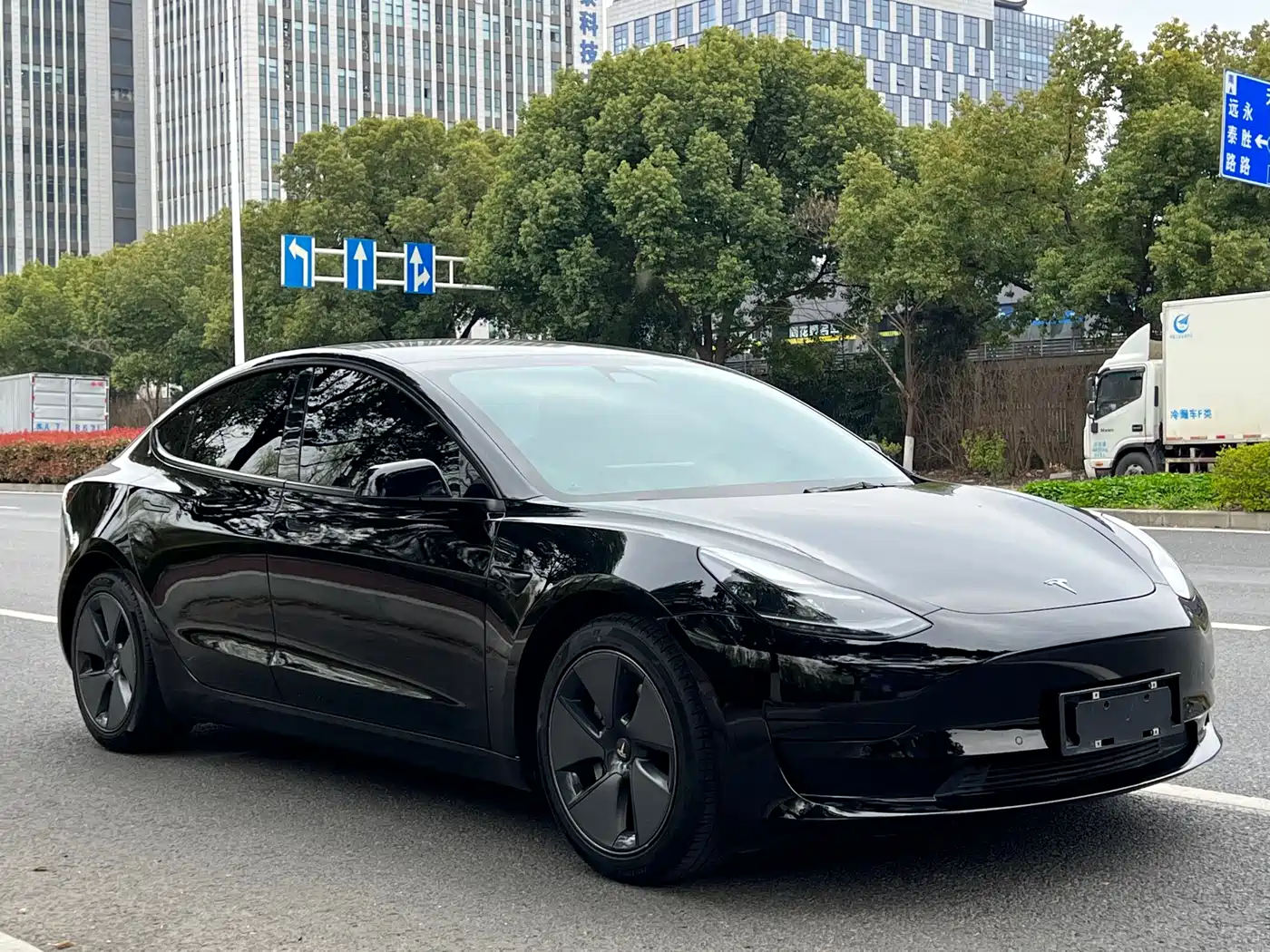 TESLA MODEL 3
