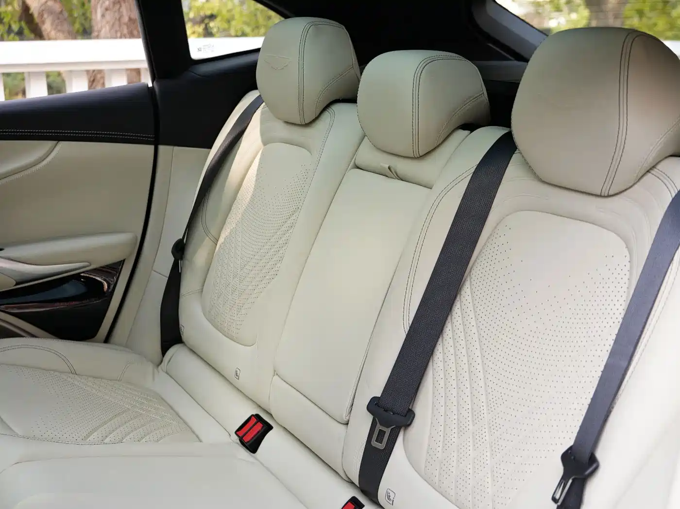 Aston Martin DBX 2023 2023 3.0T STRAIGHT-SIX