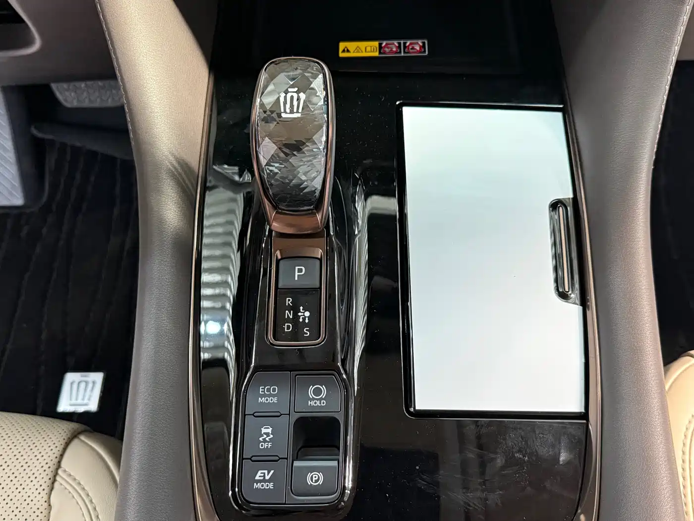 Toyota Vellfire 2025 Crown Hybrid 2.5L Ink Gold Executive Edition фото 19