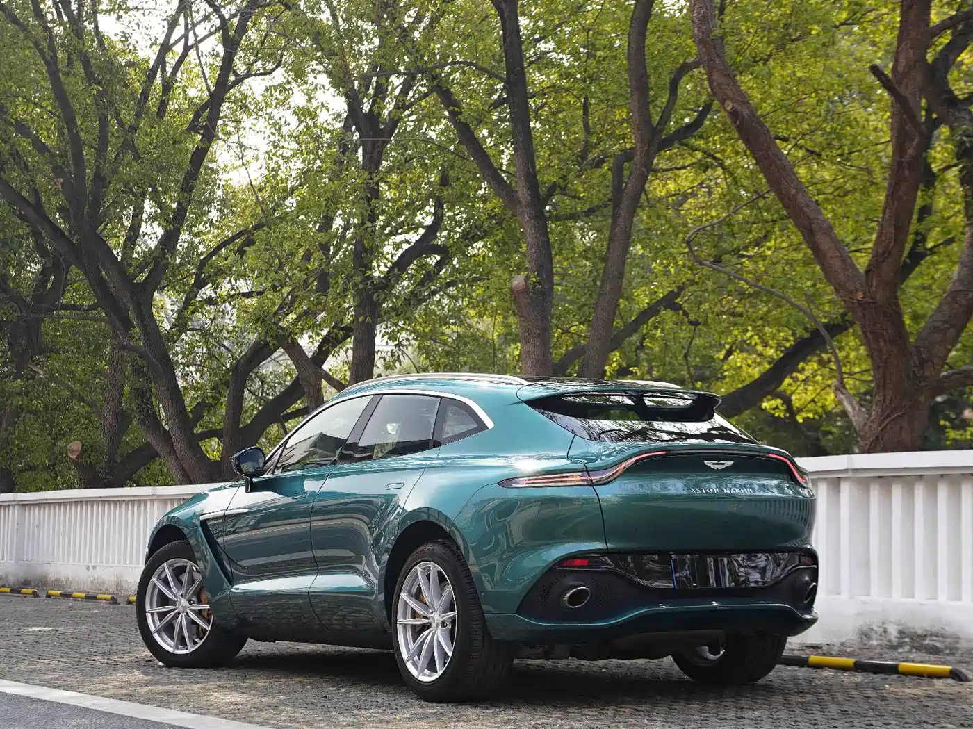 Aston Martin DBX 2023 2023 3.0T STRAIGHT-SIX