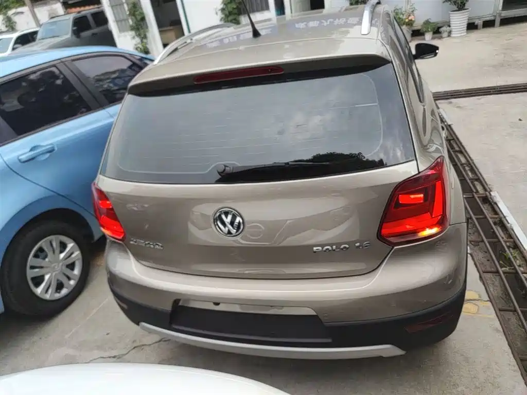 Volkswagen Polo 2014 1.6L Cross Polo Automatic фото 6