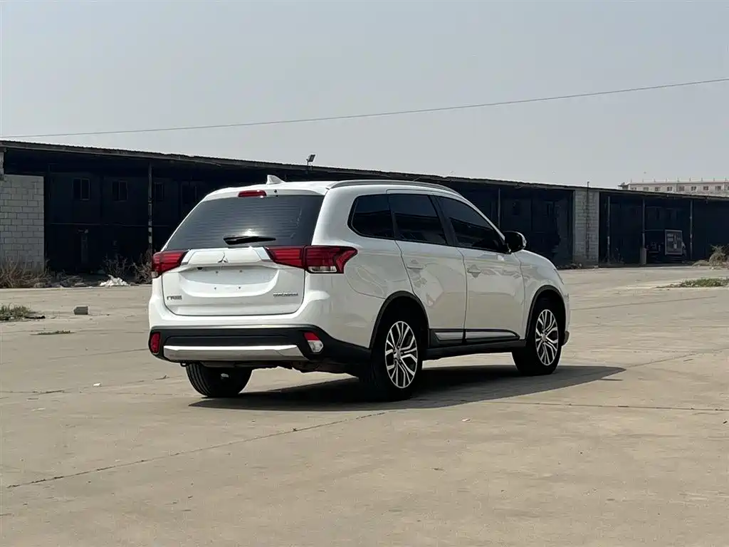 MITSUBISHI OUTLANDER