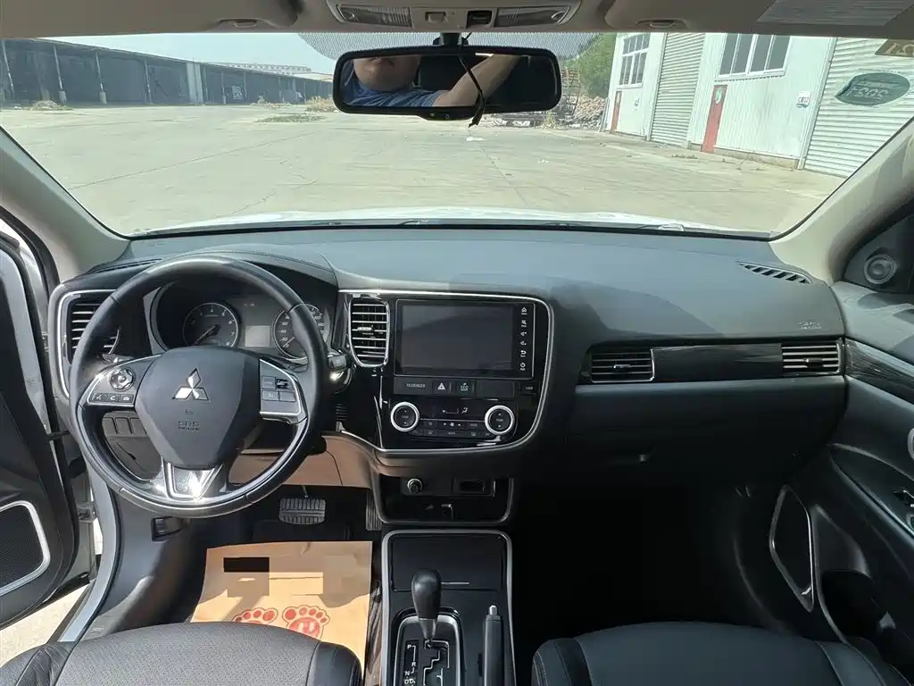 MITSUBISHI OUTLANDER