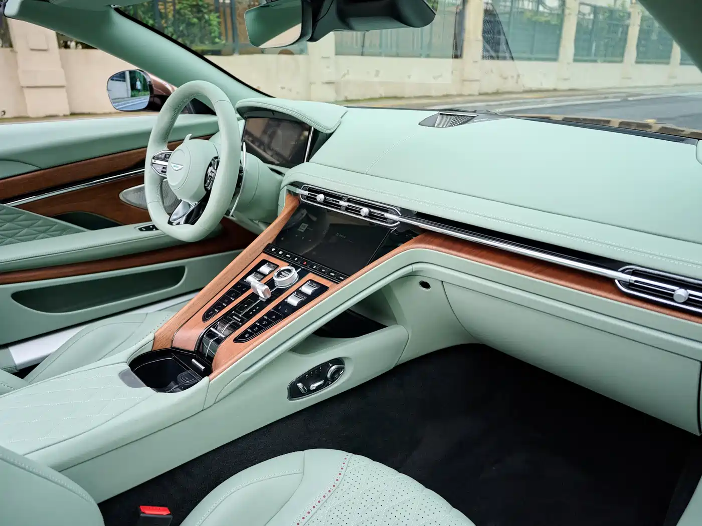 Фото 26 - Aston Martin DB12