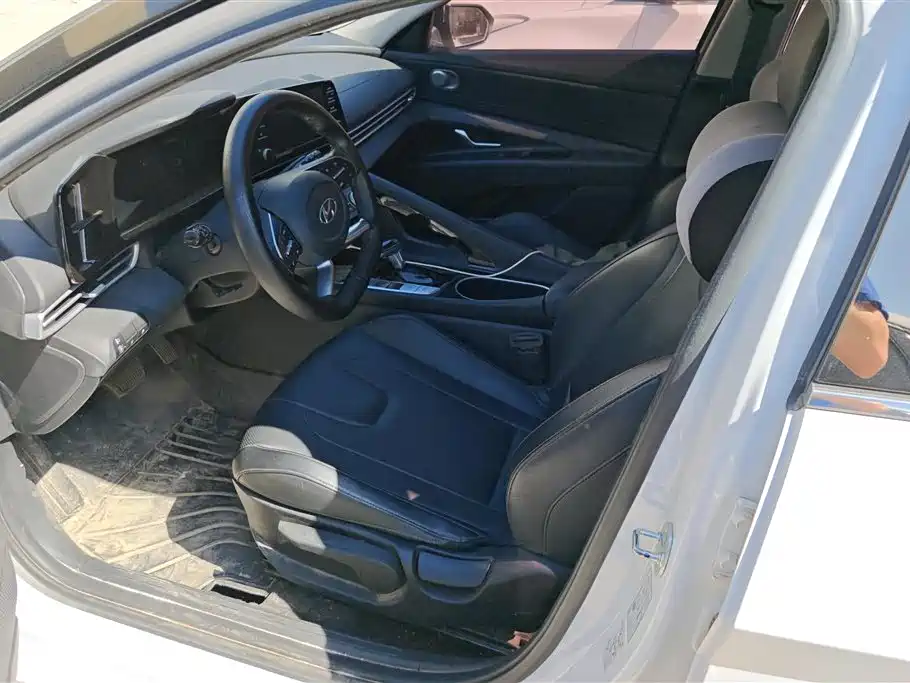 Hyundai Elantra 2022 1.5L CVT GLX Elite Edition фото 9