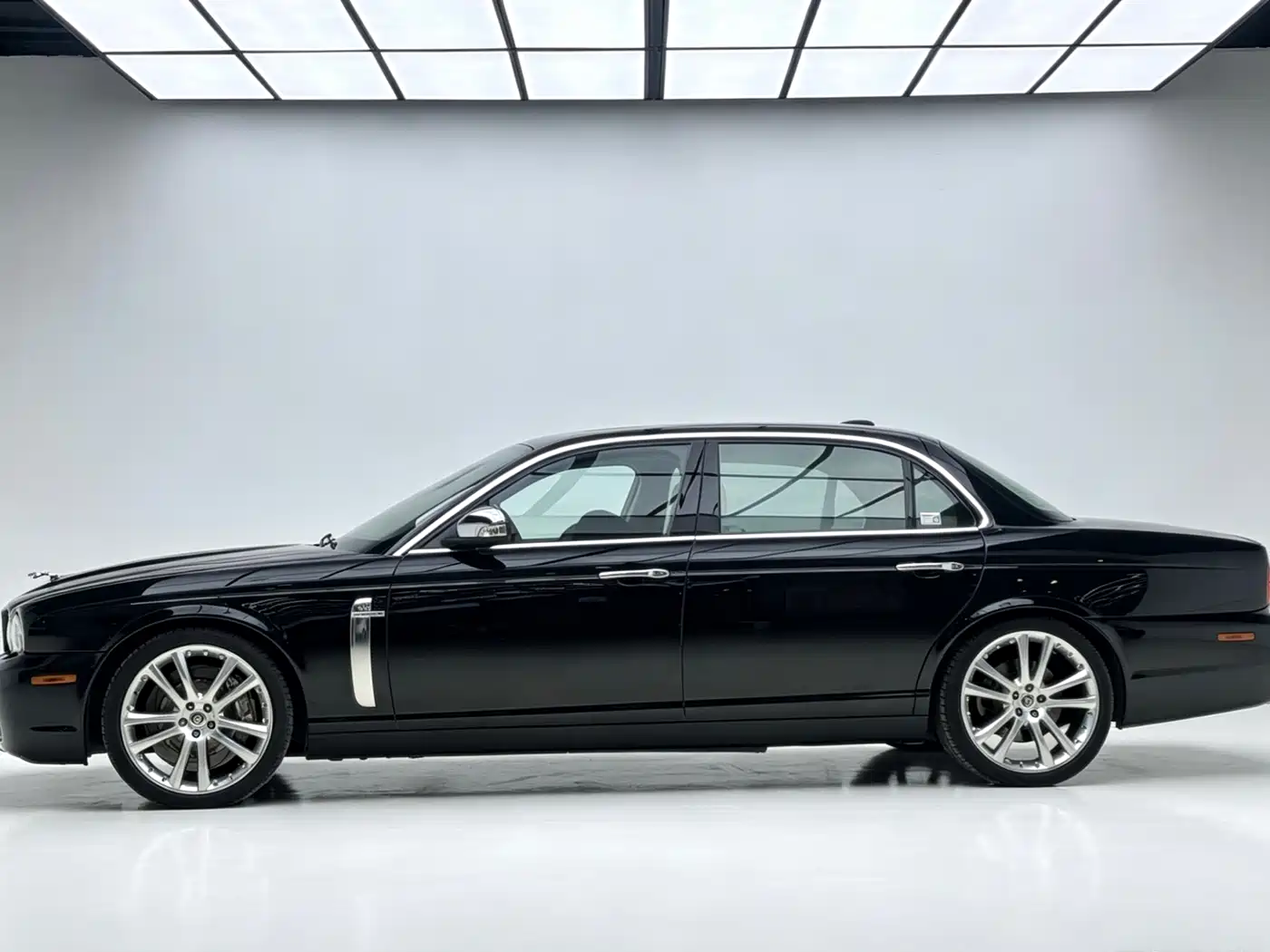 Photo 3 - Jaguar XJ
