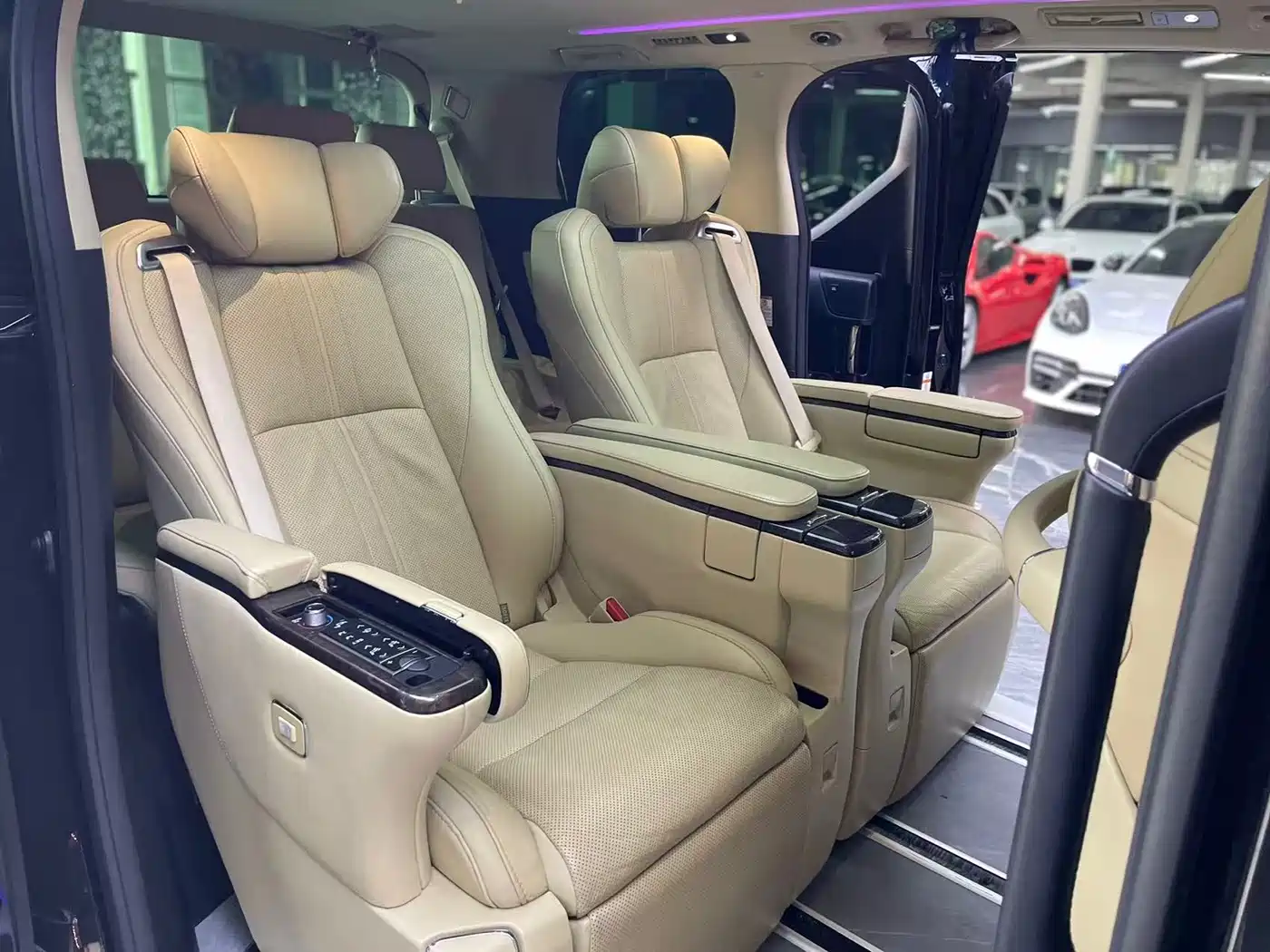 Toyota Alphard 2018 3.5L Premium фото 14