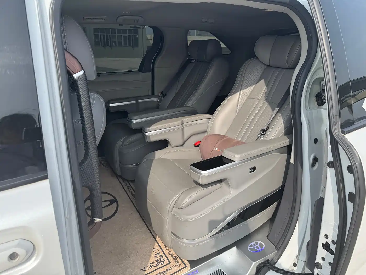 Toyota Sienna 2023 2.5L Hybrid Comfort Edition фото 13