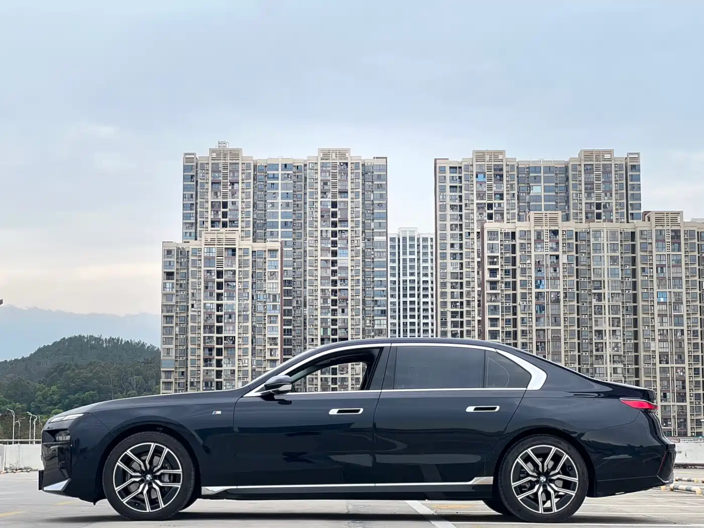 BMW 7 Series 2023 Model 735Li M Sport Package фото 12