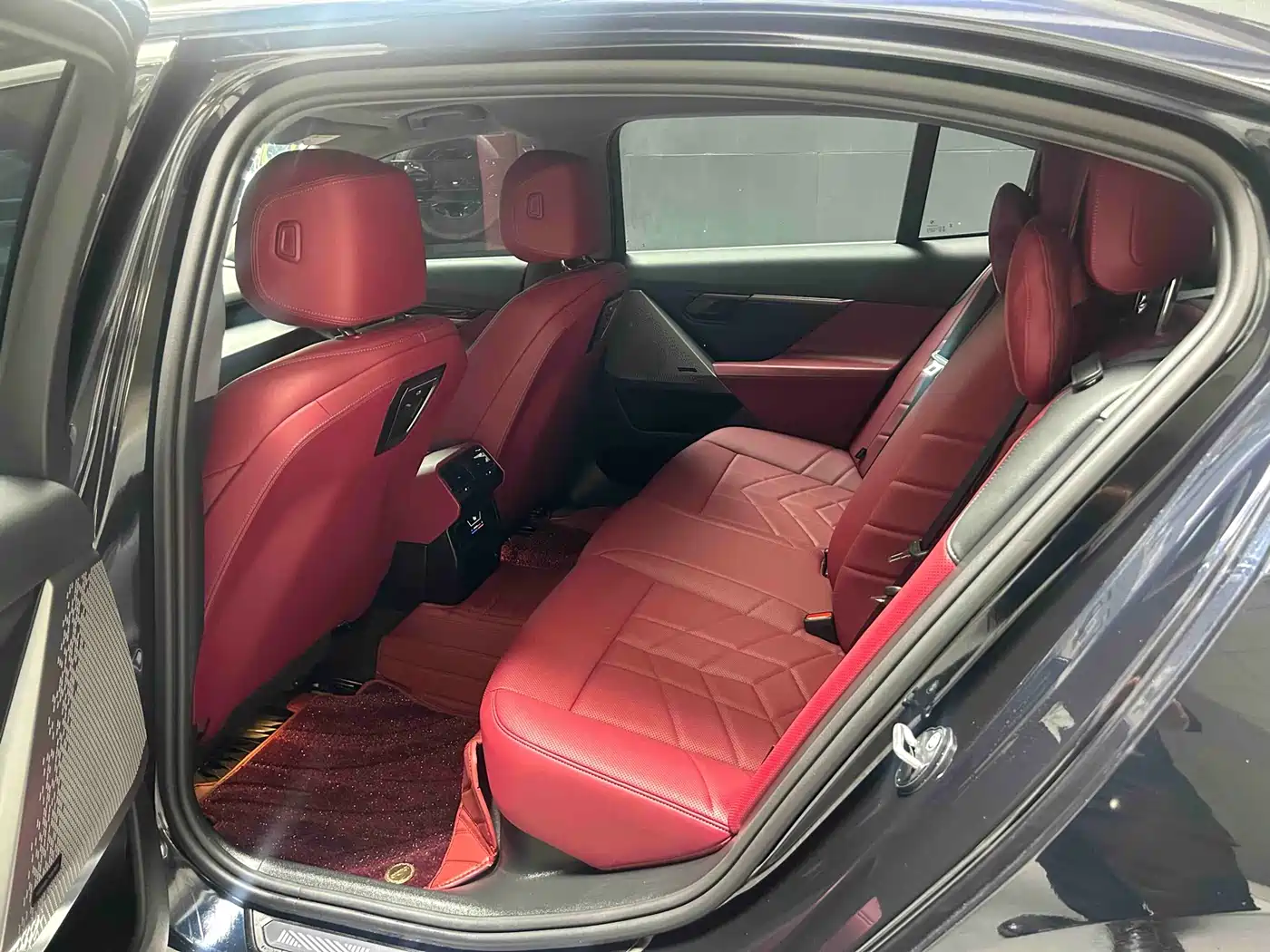 BMW 5 Series 2025 530Li Leading M Sport Package фото 12