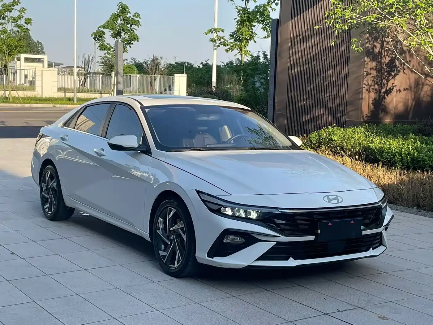 Hyundai Elantra 2023 1.5L CVT GLX Elite Edition фото 3