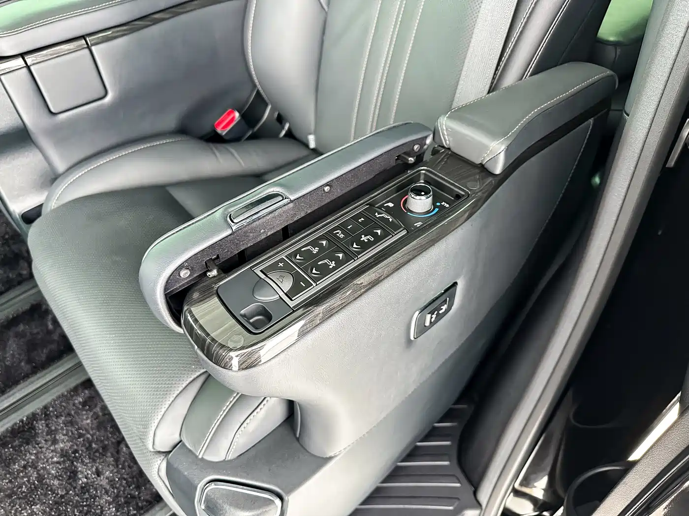 Lexus LM 2020 300h Seven-Seater Elegance Edition фото 10