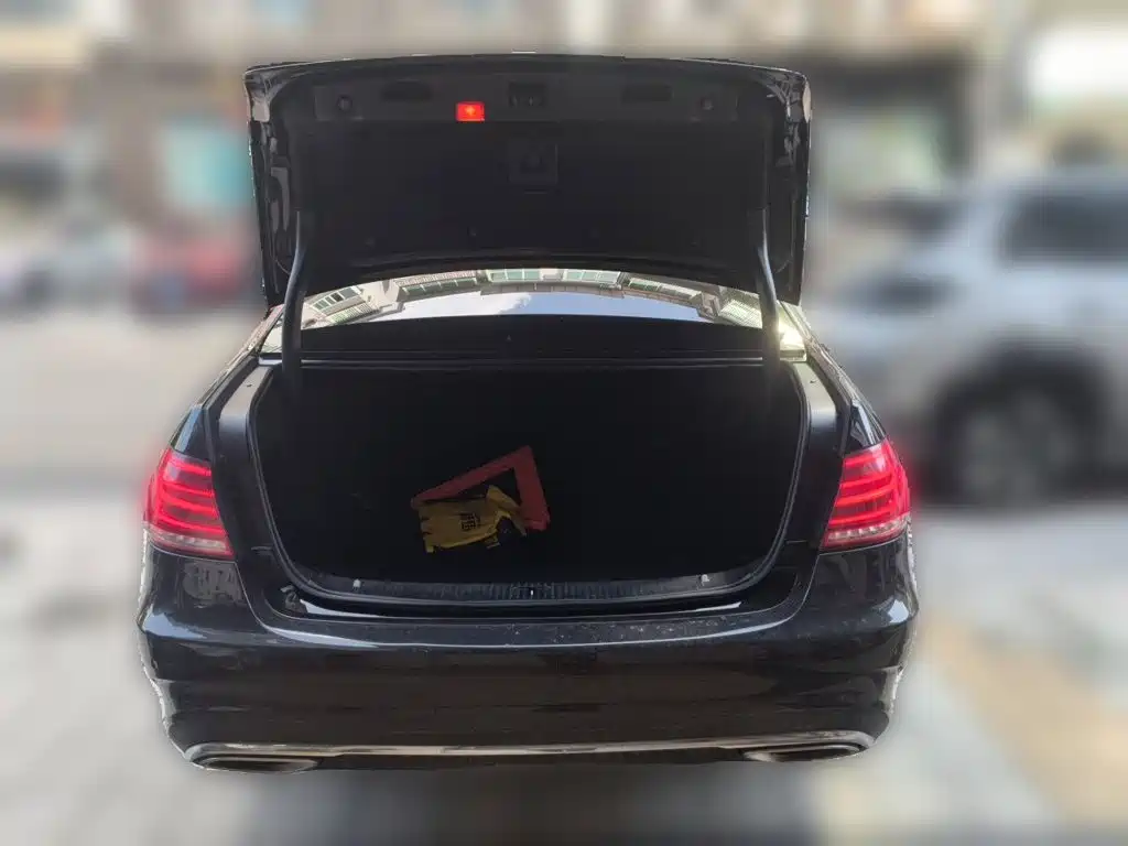 صورة 10 - Mercedes-Benz E-Class