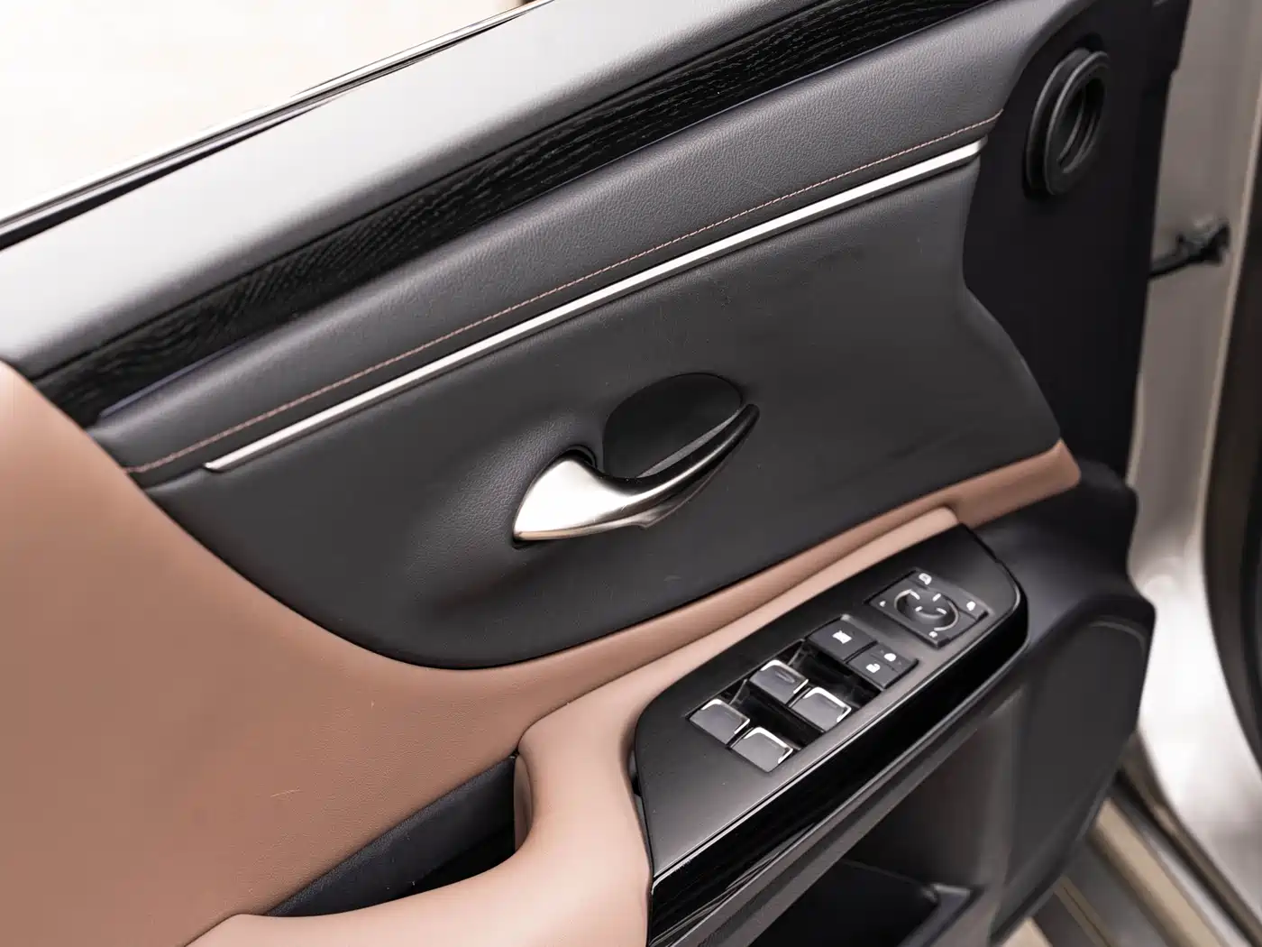 Lexus ES 2022 300h Ultimate Edition фото 19