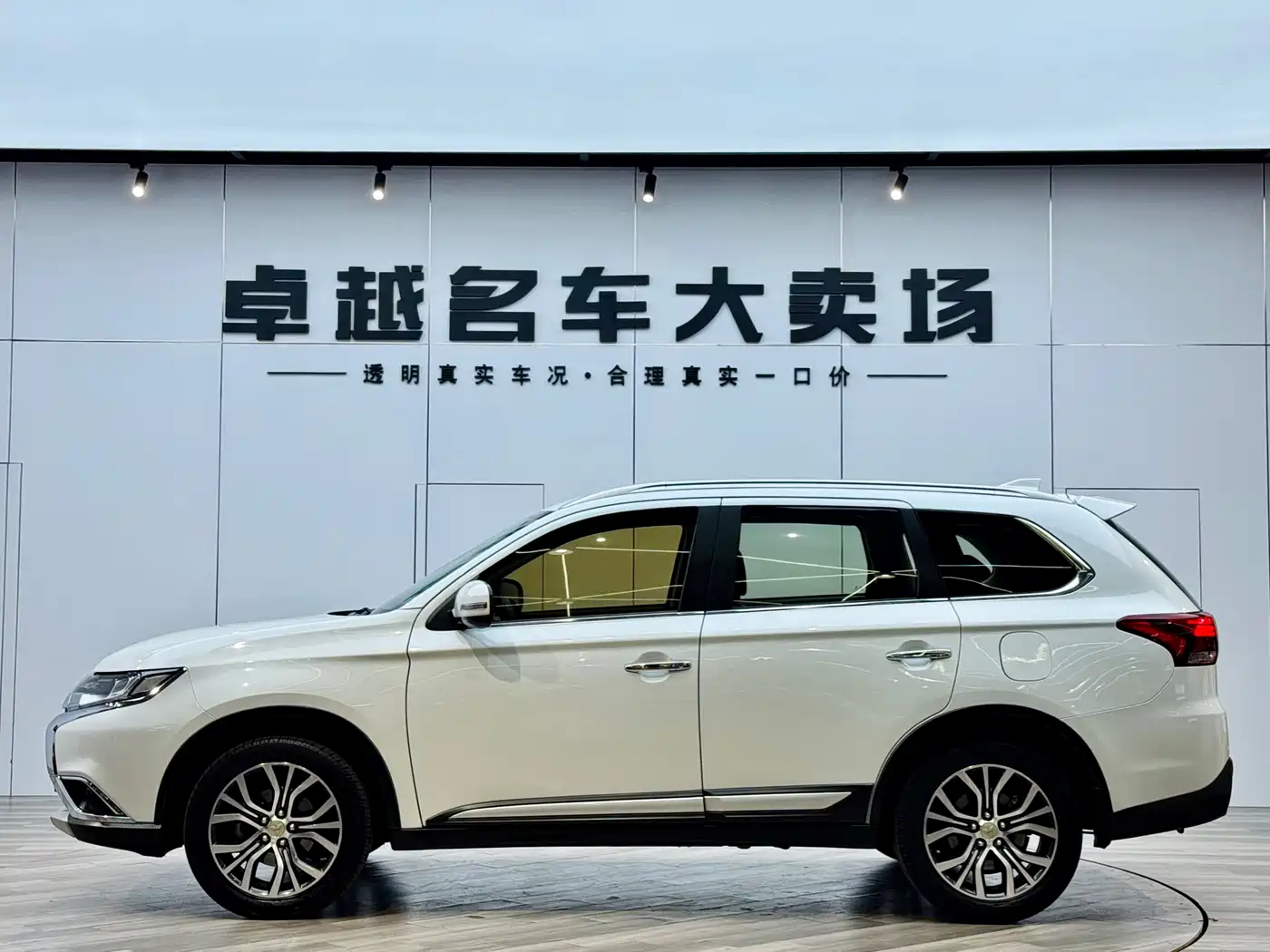 Mitsubishi Outlander 2018 2.4L 4WD Elite Edition 5-seater фото 4