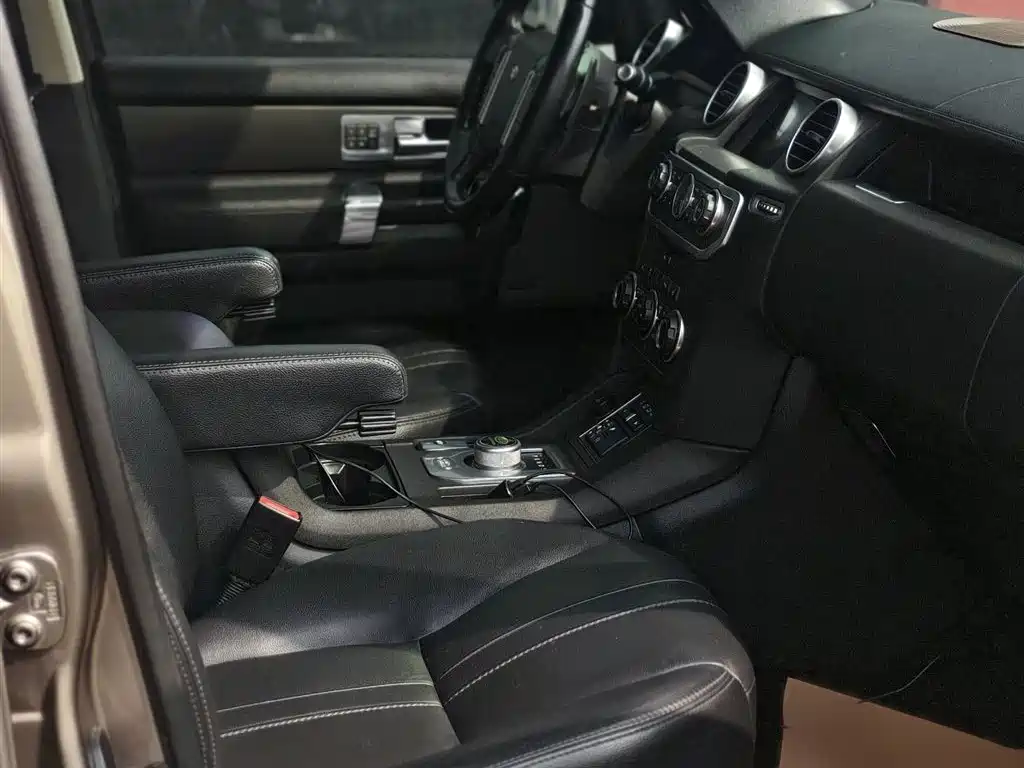 Land Rover Discovery 2015 3.0 SC V6 SE фото 17