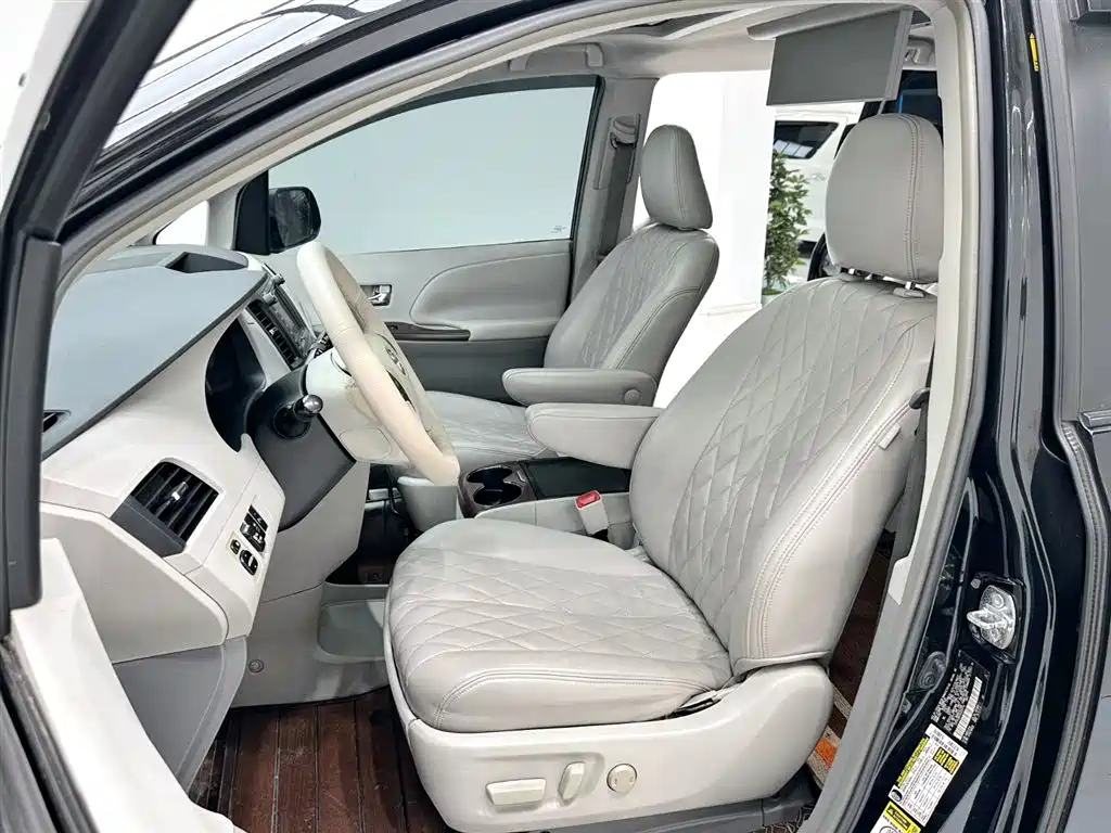 Toyota Sienna 2011 3.5L 2WD Automatic фото 8